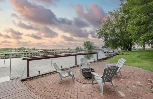 Waterfront Home with Dock Sleeps 8 - Foto 5