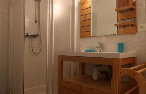 Gîte 4 étoiles au cœur de l’Auvergne avec terrasse, jardin clos et équipements pour enfants - FR-1-582-476 - Foto 8