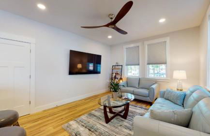 Historic 2BR 1BA with King bed-Fast Wi-Fi 75 OLED TV - Foto 4