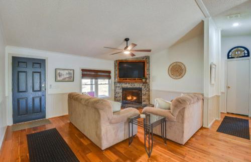 Deck, Grill and Dock Access Lake Keowee Retreat! - Foto 4