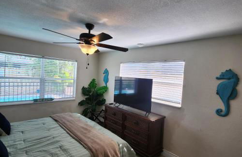 Prime Location Gateway with Pool & Patios, Near Beaches, Groceries and Restaurants - Photo 75