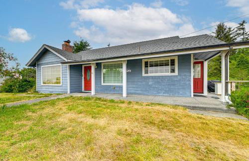 Walk to Beach Cozy Home with Deck in Smith River! - Foto 4