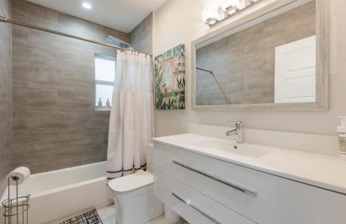 Olas Villa by Rove Travel - Home with Heated Pool - Foto 28