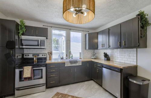 New 5BD Near UNL & DT | Poker Table & Games - Foto 6