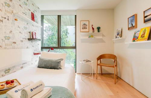 Grand Villa w/ Pool, Garden & Garage by HostWise - Foto 10