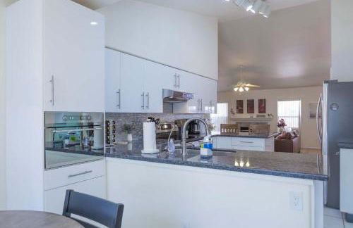 Modern House with Office Cornhole Near Freeways - Foto 10