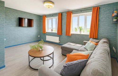 Free Parking and Garden 3 Bedroom Sleeps 8 guests - Photo 11