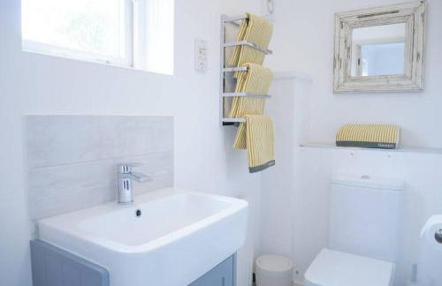 The Croft a lovely town house in the centre of Holt with free PARKING for two cars - Photo 8