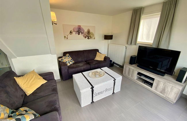 Stylish Westende Getaway - Photo 8