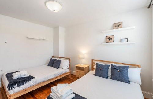 3BR Colonial House with Parking by CozySuites - Foto 12