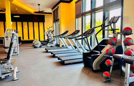 Lux Modern Apartment with Pool View & Prime Location - Foto 3