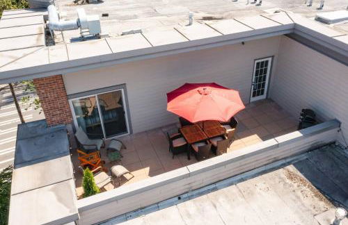 Chic 2BR • King Beds • Huge Patio • 95 Walk Score! - Foto 48