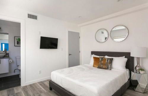 Enjoy Stylish 4BR Townhouse Sleeps 8 with Wi-Fi - Foto 11