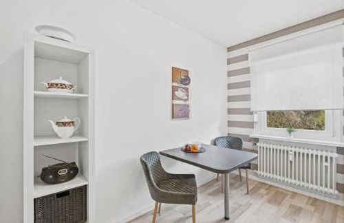 BAT Home Solutions Saarburg Altstadt - alles was ein Hotel nicht bietet - 3 Apartments 45 bis 75 qm für bis zu 12 Personen - direkt unter der Burg - 2 Min zur Altstadt - Weinbergblick, Heimkino und E-Ladesäulen - Foto 11