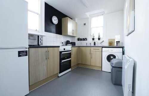 d-Entire 2-Bedroom Apartment in the bustling City Centre WIFI TRAIN & BUS STATION - Foto 13