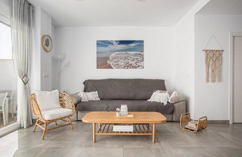 CASA LA PLAYA-CONIL Vacaciones de Lujo en Conil con Todas las Comodidades NETFLIX-HBO-DISNEY-CANALES DE FUTBOL-WIFI ALTA VELOCIDAD-SMART TV 65"-ALEXA - Foto 4