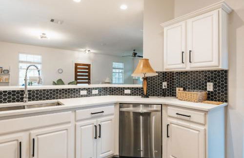 Modern 2-Story Cowboy Pool Home with King Beds Walk to 6th St & Rainey Street - Foto 13