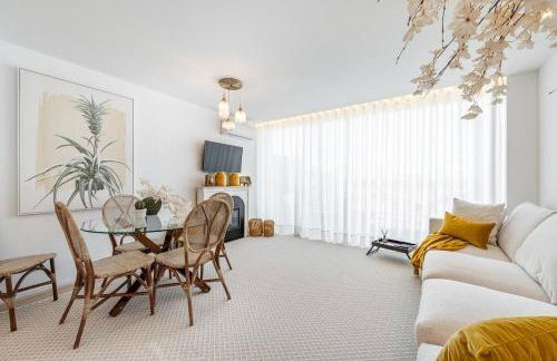 Riverside duplex by the sea with pool and balcony - Foto 9