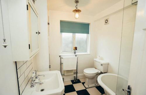 Huge 4 Bed Family Home in Derbyshire with Parking - Foto 13