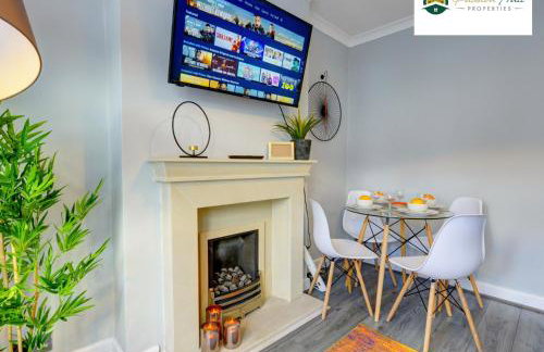 4 Bedroom House - Sleeps 7, Near Coventry Airport, City Centre, Free Wi-Fi with Driveway Parking & Garden, Full Kitchen - AHC - Photo 3