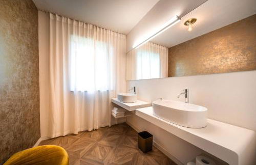 goldfinger + suites - Photo 60