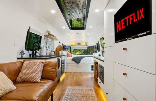 Airstream w Bathtub, River, & Hot Tub - Foto 9