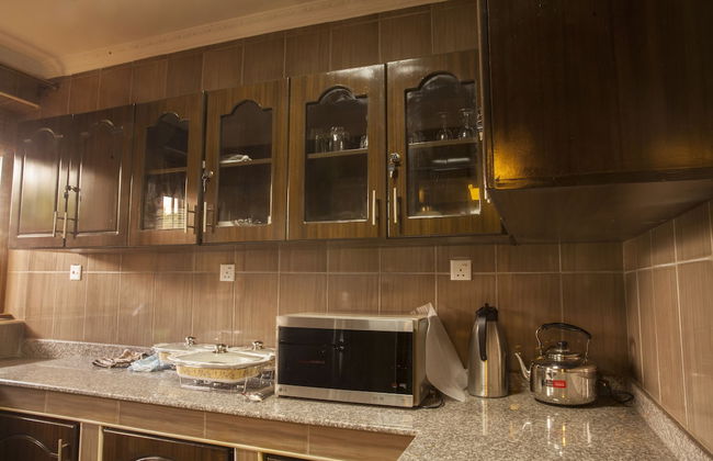 Three Bedroom art themed apartment - Photo 15