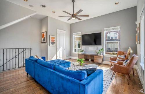 Luxury Downtown Home w Rooftop Deck in the Skyline - Photo 61