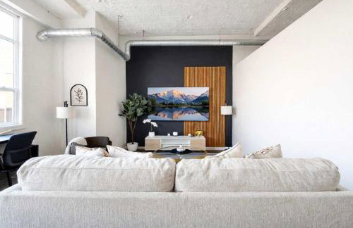 2BR Urban Loft Haven - Rooftop Games & Fitness - Foto 1