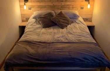 Unique Private Wood Cabin near Jurassic Coast in Dorset Countryside - Photo 11