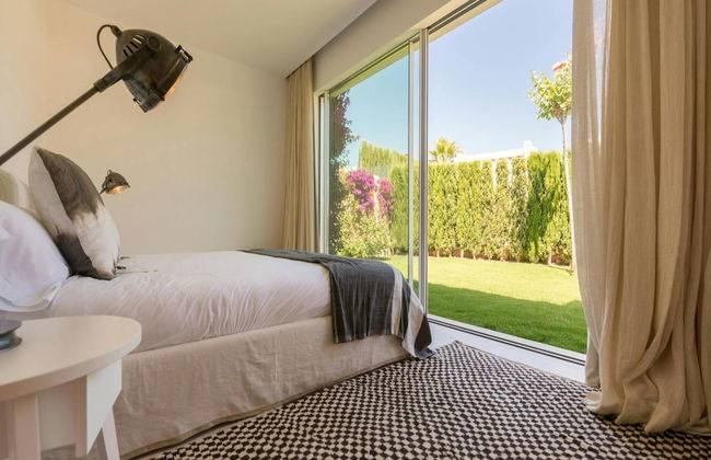 Stunning Villa With Modern Appliances - Photo 15