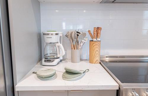 Scandinavian in Brooklyn w Balcony Near Park - Foto 8