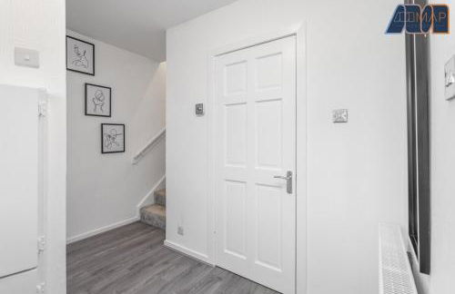 Modern 3 Bed Home in Bathgate with Garden - Photo 13