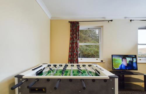 Mourne Mountain Bliss, Rostrevor 4BR Cottage with Patio & BBQ ideal for a relaxing getaway - Photo 10