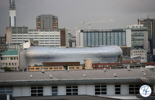 Penthouse - Amazing City Skyline Views - Balcony - FREE extra 2 hours - FREE Parking - Utilita Arena - Bullring Shopping - New St Station- Super King Size Bed - Foto 7