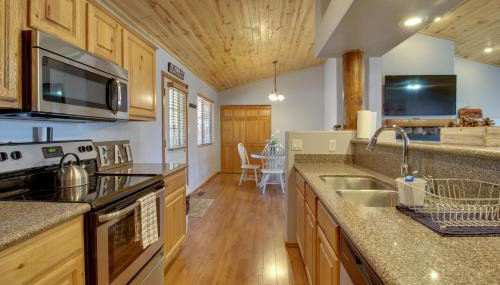 Families Welcome! Overgaard Cabin with Playground - Foto 2