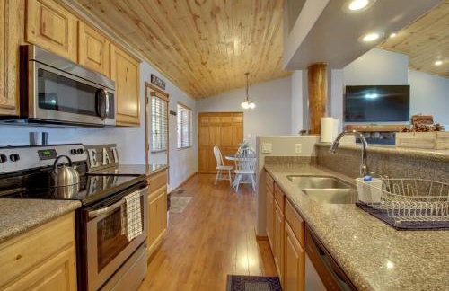 Families Welcome! Overgaard Cabin with Playground - Foto 2