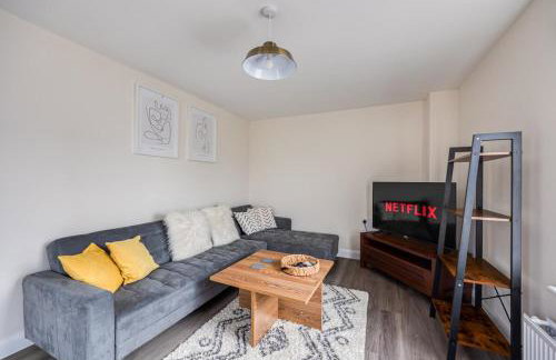 Detached House in Brooklands - Prime Location - Driveway Parking, Self-Check-In, Fast WiFi and Smart TV by Yoko Property - Foto 20