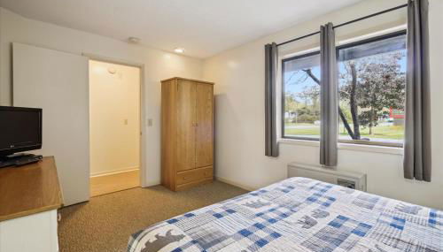 Cedarbrook Two Queen Bed Standard Hotel Room with outdoor heated pool 102 - Foto 3, wardrobe