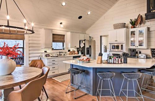 Enchanting Forested Cabin with Fire Pit and Grill - Foto 7