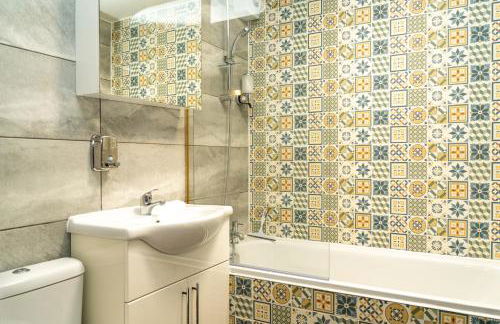 Free Parking New Modern Gem in Harrow - Photo 42