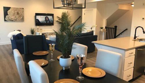 Deluxe Classy TownHouse With 2 car Garage, Work or Family! - Foto 3