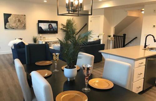 Deluxe Classy TownHouse With 2 car Garage, Work or Family! - Foto 3