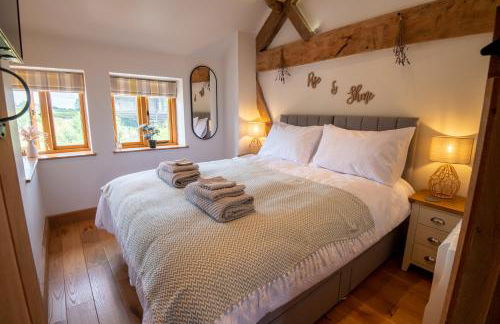 Apple Tree Cottage - Cosy 2 Bed with Deluxe HOT TUB & Log Burner - Photo 4