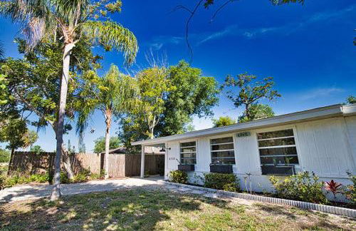 Pet Friendly & Firepit Minutes to Beach Sleeps 6 - Foto 24