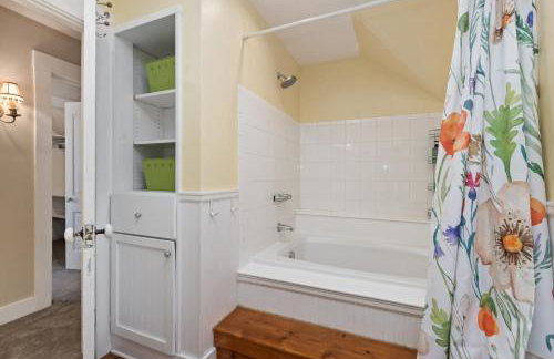 City Park Charm - Vintage Home with Modern Comforts - Foto 49