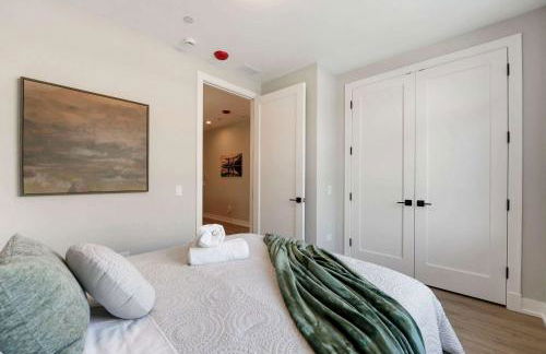 Modern 2BR2BA Condo Free Parking and Balcony - Foto 39