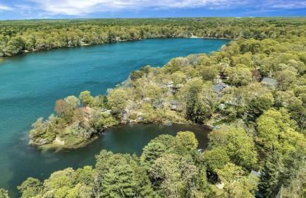 Jenkins Pond Beach Access with BBall Hoop & Grill, Bright Cape Cod Retreat near Jenkins Pond in Falmouth - Parking, Modern Retreat with Outdoor Space, 24 Hour Hospitality - Foto 24