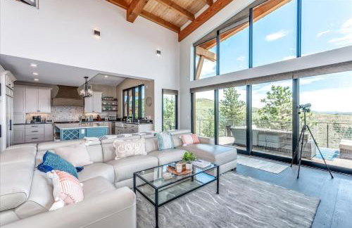 Hot Tub and Scenic Views at The Bailey Lodge - Foto 18