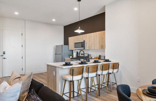 2BR, King Bd, Free Prkn, Gym, NYC View, 8min Train - Foto 10